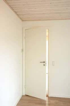 Stabil hvidmalet dør 72,5 x 204 cm